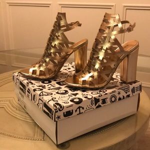 Bamboo Sz 6 Gold Geometric Cutout Sandal